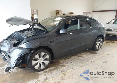 2024 Tesla Model Y Long Range Dual Motor All-Wheel Drive/Rwd z USA, uszkodzony, nr VIN 7SAYGDED4RF072600